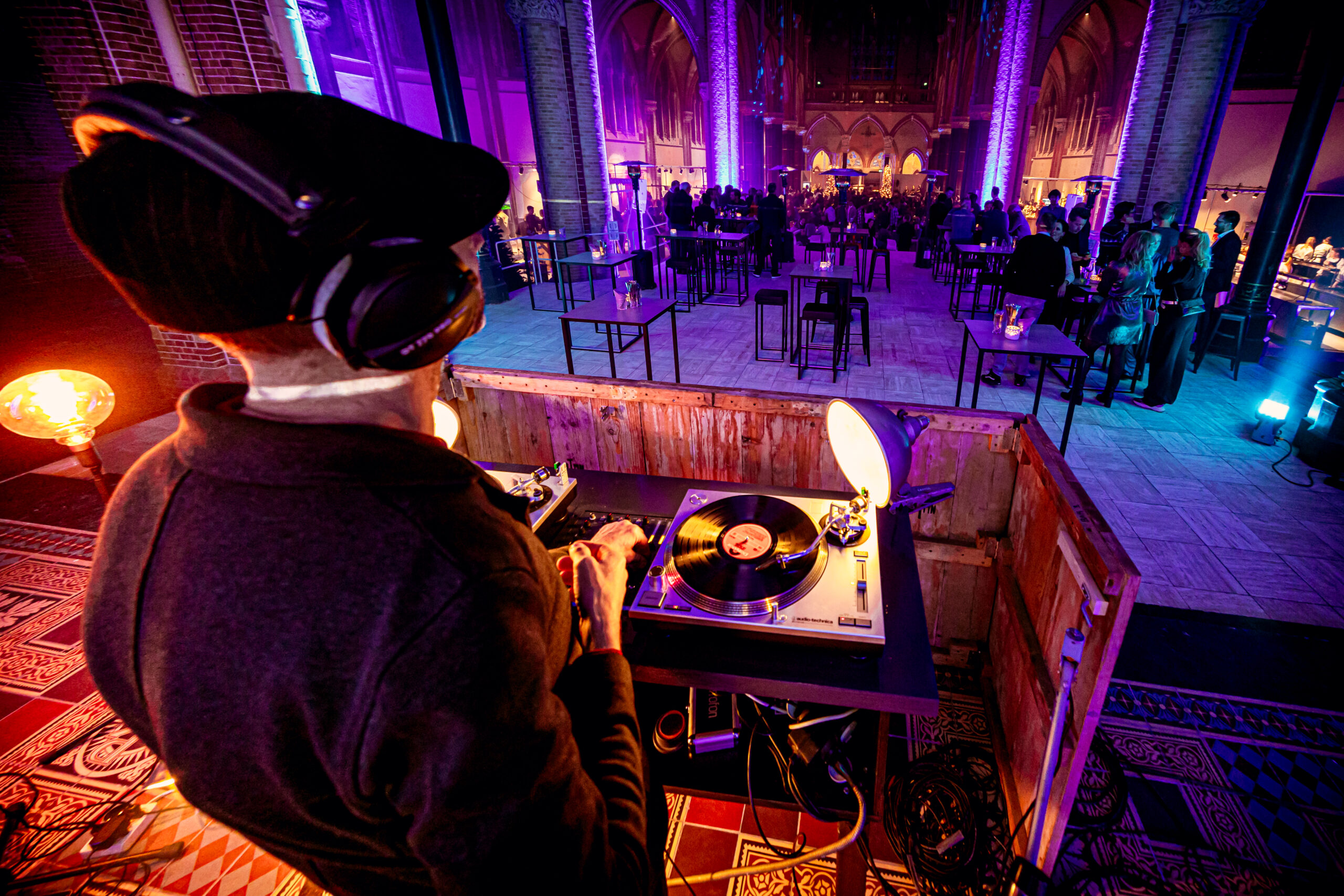 kerk omgetoverd tot feest met een dj